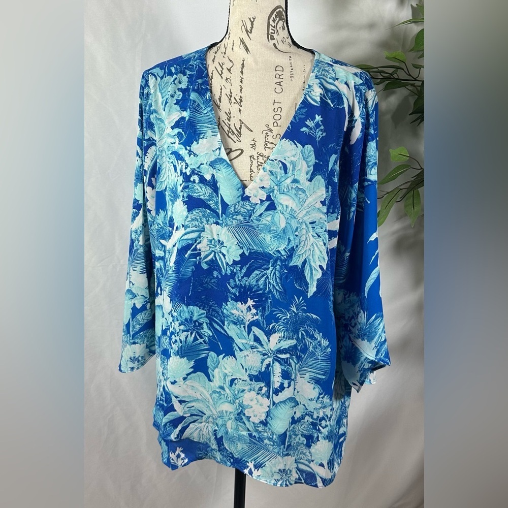 Elegant Blue and White Blouse with Chic Design 💙 - Picture 6 of 11